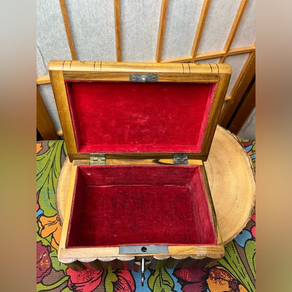 Antique Italian Sorrento wood inlay puzzle casket box with key 6.25" - Picture 4 of 10